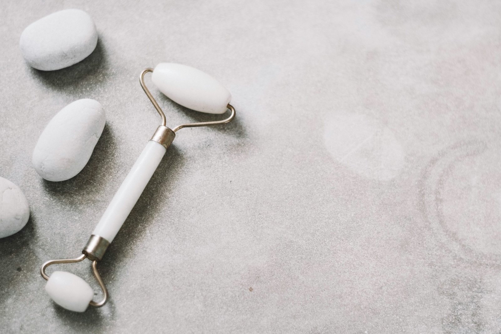 Unlocking Radiance: The Benefits of Jade Rollers for Your Skin and How to Use Them Properly